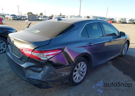 2020 Toyota Camry Le z USA, uszkodzony, nr VIN 4T1C11AK1LU998295